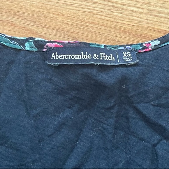 Abercrombie & Fitch Floral Front Button LongSleeve Cropped Blouse Lightweight XS - Picture 8 of 9